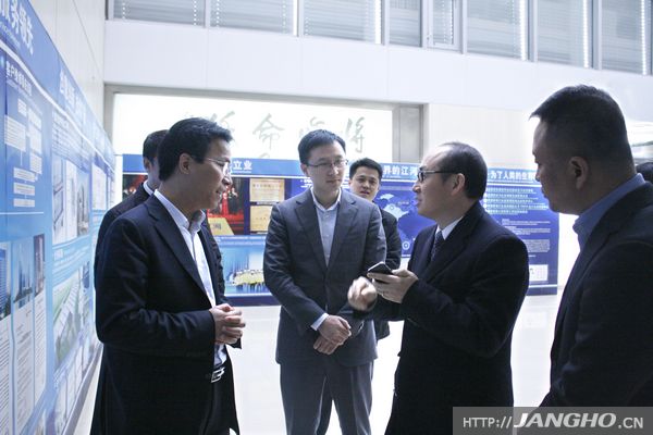 SOHO中国有限公司董事长潘石屹光临德赢VWIN幕墙调查参观